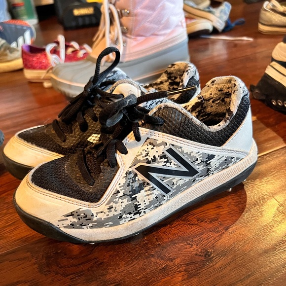 Boys new balance cleats - Picture 1 of 1